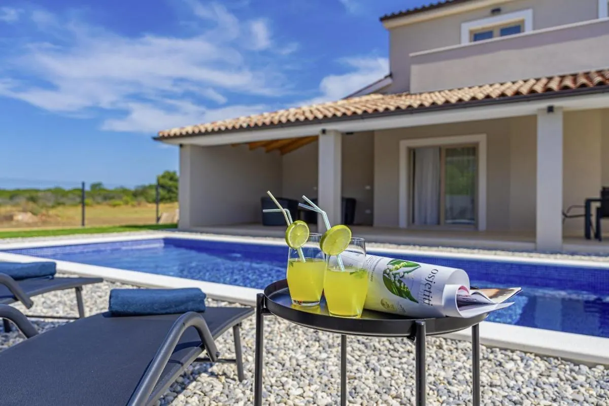 Villa Zani In Loborika - Haus Fuer 6-7 Personen